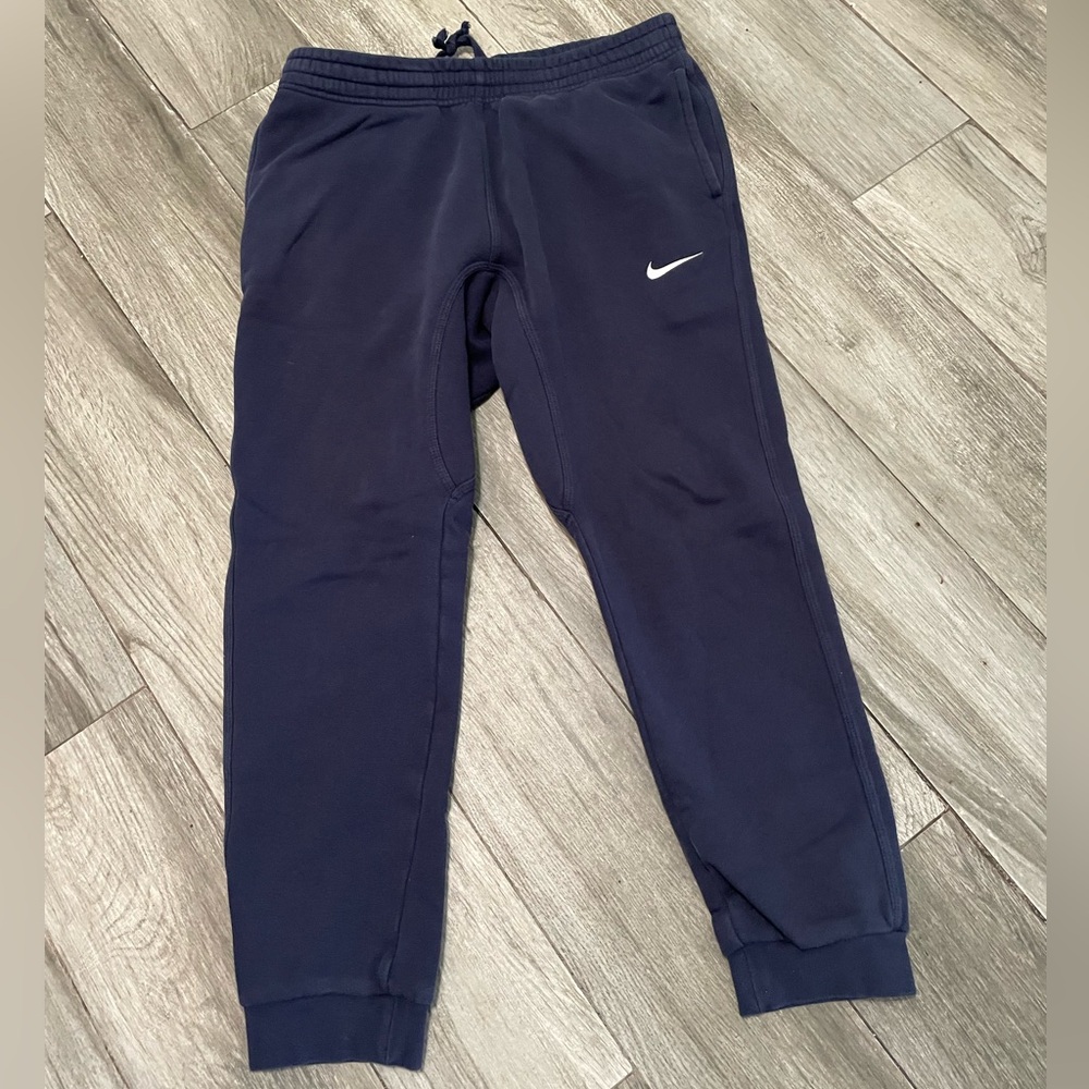 Nike Navy blue Fleece
Joggers w pockets swoosh logo men’s medium stretch waist